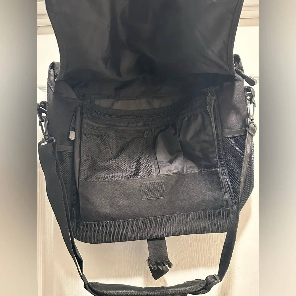 Piper Gear Black Messenger / Laptop Bag, Easily Fits 15